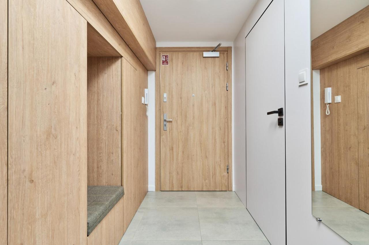 Mezzanine Studio Apartments Zarembowicza Wroclaw Airport By Renters Extérieur photo