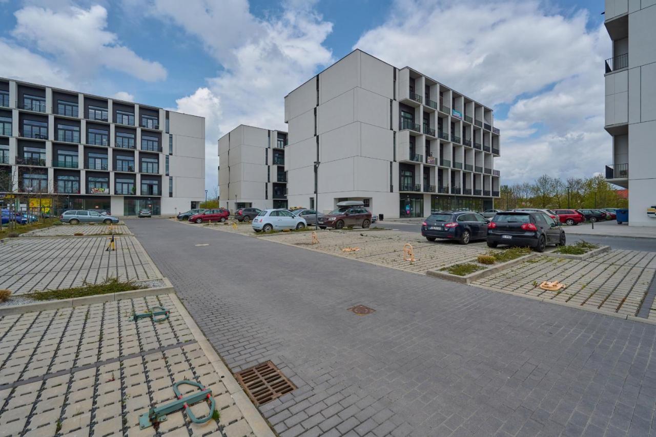 Mezzanine Studio Apartments Zarembowicza Wroclaw Airport By Renters Extérieur photo